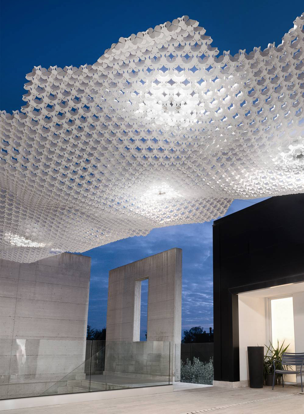 L'innovativo sistema modulare per esterni Nuvem Outdoor di Slamp dà vita ad una scenografia luminosa totalmente personalizzabile: può essere utilizzato a parete o sulla facciata di un edificio, come una sorta di edera tecnologica, oppure come elemento ombreggiante o come struttura luminosa impermeabile. Ogni segmento in policarbonato si collega agli altri. https://www.slamp.com/it – Euroluce, padiglione 4, stand D13. L'innovativo sistema modulare per esterni Nuvem Outdoor di Slamp dà vita ad una scenografia luminosa totalmente personalizzabile: può essere utilizzato a parete o sulla facciata di un edificio, come una sorta di edera tecnologica, oppure come elemento ombreggiante o come struttura luminosa impermeabile. Ogni segmento in policarbonato si collega agli altri. https://www.slamp.com/it – Euroluce, padiglione 4, stand D13.