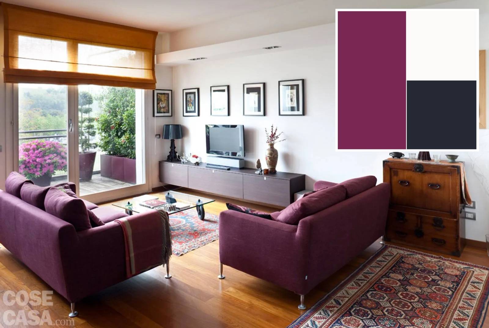 La zona conversazione è pensata come uno spazio ben definito che usufruisce della luce naturale della vetrata affacciata sul balcone. La vicina parete è attrezzata con mobile sospeso e tv a schermo piatto, illuminati dall’alto da due faretti incassati in una struttura in cartongesso aggettante. Le tonalità calde delle tende arancio e di alcuni colori dei tappeti afghani e delle finiture dei mobili in legno e del parquet si accostano armonicamente agli imbottiti color prugna, tinta ripresa dai vasi sul balcone con un raffinato rimando cromatico. Divani: Harry di B&B Italia, Tavolino su ruote di FontanaArte, design Gae Aulenti; mobile sospeso Tisettanta; Lampada da tavolo Bourgie di Kartell. Foto: Cristina Fiorentini. Progetto: arch. Miranda Morico. La zona conversazione è pensata come uno spazio ben definito che usufruisce della luce naturale della vetrata affacciata sul balcone. La vicina parete è attrezzata con mobile sospeso e tv a schermo piatto, illuminati dall’alto da due faretti incassati in una struttura in cartongesso aggettante. Le tonalità calde delle tende arancio e di alcuni colori dei tappeti afghani e delle finiture dei mobili in legno e del parquet si accostano armonicamente agli imbottiti color prugna, tinta ripresa dai vasi sul balcone con un raffinato rimando cromatico. Divani: Harry di B&B Italia, Tavolino su ruote di FontanaArte, design Gae Aulenti; mobile sospeso Tisettanta; Lampada da tavolo Bourgie di Kartell. Foto: Cristina Fiorentini. Progetto: arch. Miranda Morico.