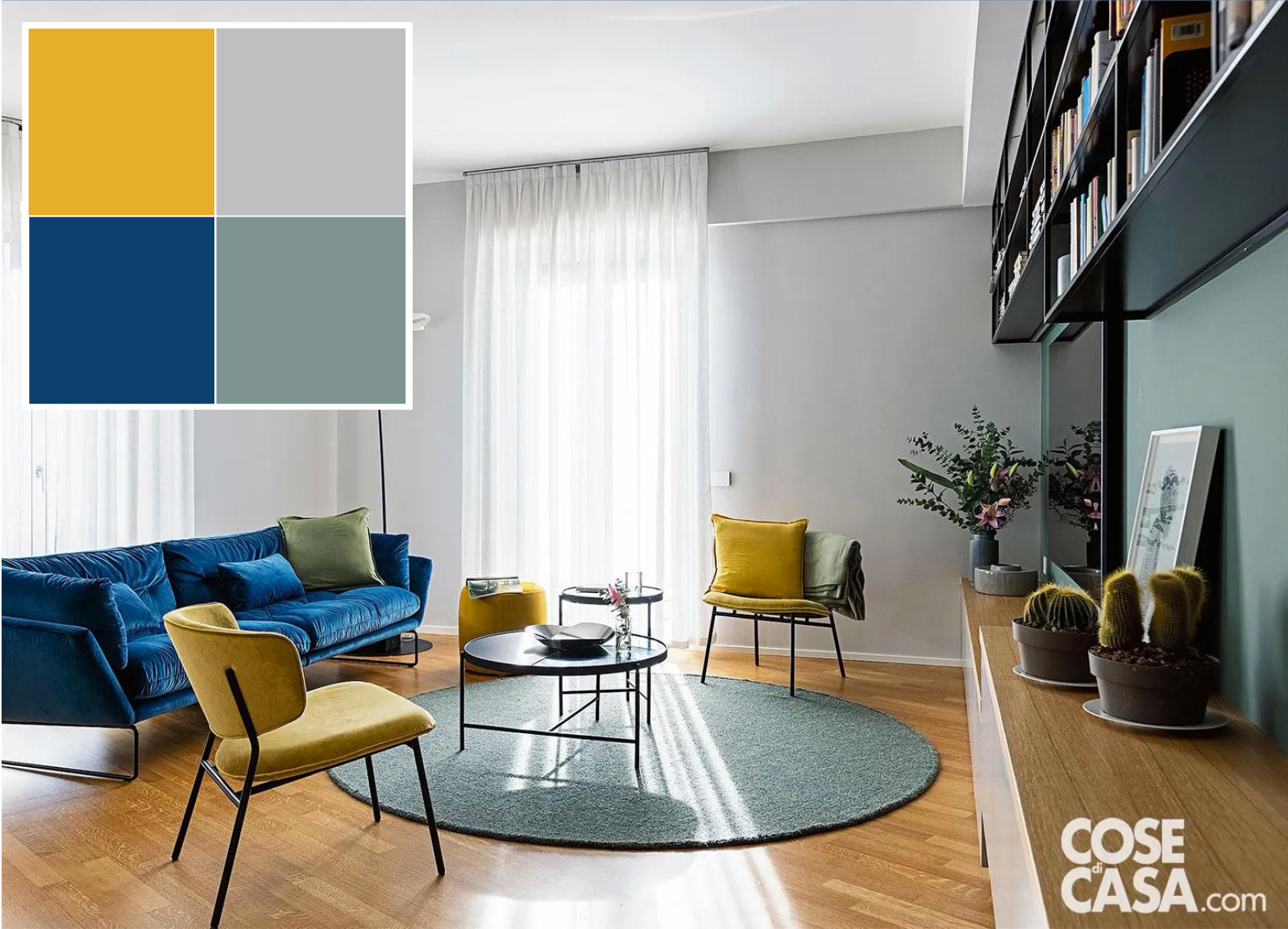 Il living è illuminato da portefinestre su due lati, affacciate sulla stessa balconata angolare. Di fronte alla parete attrezzata, il divano disposto a centro stanza rivestito in velluto blu è il modello New York Suite di Saba; i coffee table sono gli Anatole di Cider. Lampada da terra ad arco Twiggy di Foscarini. Il tappeto rotondo è Loop Mélange di Kasthall, i cuscini di Fazzini. Nell’angolo, sul top del mobile, vasi di Simona Cardinetti. Foto: Cristina Galliena Bohman. Styling: Laura Mauceri. Progetto: arch. Silvia Cirabolini, arch. Alberto Soana, Ghostarchitects, Milano, Tel. 3408989727 – ghostarchitects.it. Il living è illuminato da portefinestre su due lati, affacciate sulla stessa balconata angolare. Di fronte alla parete attrezzata, il divano disposto a centro stanza rivestito in velluto blu è il modello New York Suite di Saba; i coffee table sono gli Anatole di Cider. Lampada da terra ad arco Twiggy di Foscarini. Il tappeto rotondo è Loop Mélange di Kasthall, i cuscini di Fazzini. Nell’angolo, sul top del mobile, vasi di Simona Cardinetti. Foto: Cristina Galliena Bohman. Styling: Laura Mauceri. Progetto: arch. Silvia Cirabolini, arch. Alberto Soana, Ghostarchitects, Milano, Tel. 3408989727 – ghostarchitects.it.