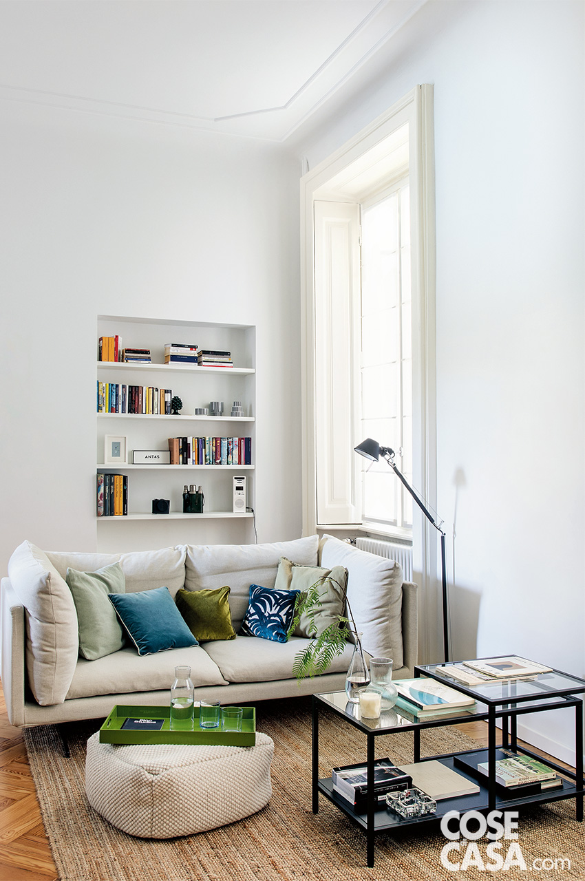 soggiorno divano e tavolini in vetro