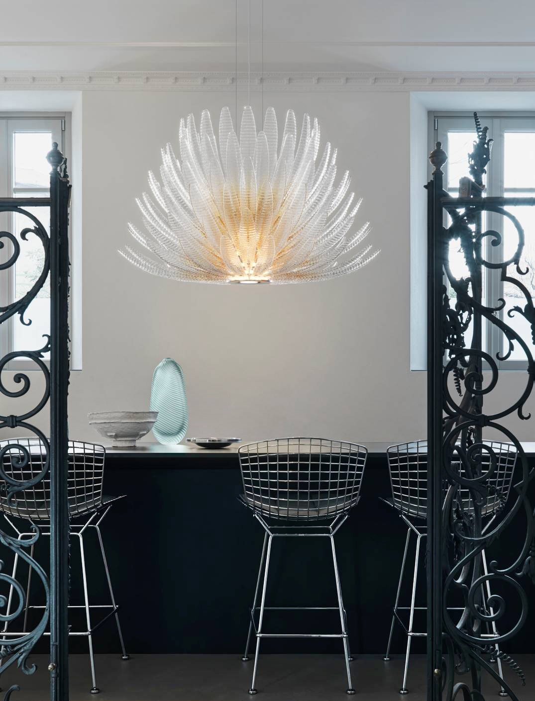 La sospensione Agave di Barovier&Toso rappresenta la sintesi tra tradizione e innovazione e si ispira alla celebre pianta: è composta da elementi realizzati in vetro in piastra veneziano, a forma di foglie allungate, con la superficie impreziosita da una texture effetto rugiada. La luce che attraversa il vetro crea un suggestivo gioco di rifrazioni e ombre. https://www.barovier.com – Euroluce, padiglione 6, stand A23/B18. La sospensione Agave di Barovier&Toso rappresenta la sintesi tra tradizione e innovazione e si ispira alla celebre pianta: è composta da elementi realizzati in vetro in piastra veneziano, a forma di foglie allungate, con la superficie impreziosita da una texture effetto rugiada. La luce che attraversa il vetro crea un suggestivo gioco di rifrazioni e ombre. https://www.barovier.com – Euroluce, padiglione 6, stand A23/B18.