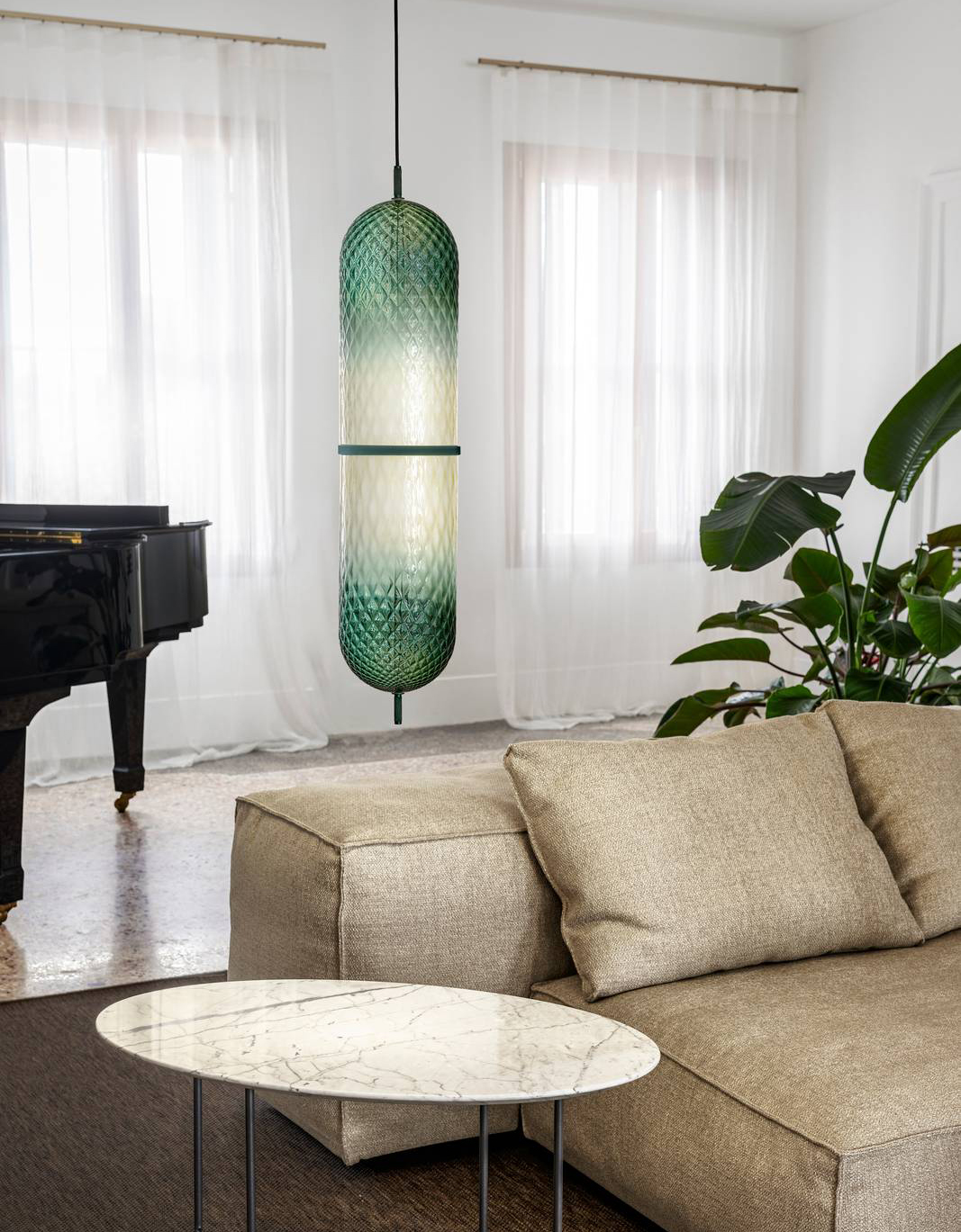 Fa parte della collezione Curuba di OLEV la sospensione a LED in vetro soffiato a bocca Verde Foresta e alluminio: la luce che filtra dolcemente dal vetro colorato dà vita a atmosfere suggestive. È disponibile in sette varianti di colore. www.olevlight.com – Euroluce, padiglione 6, stand C27/D24. Fa parte della collezione Curuba di OLEV la sospensione a LED in vetro soffiato a bocca Verde Foresta e alluminio: la luce che filtra dolcemente dal vetro colorato dà vita a atmosfere suggestive. È disponibile in sette varianti di colore. www.olevlight.com – Euroluce, padiglione 6, stand C27/D24.