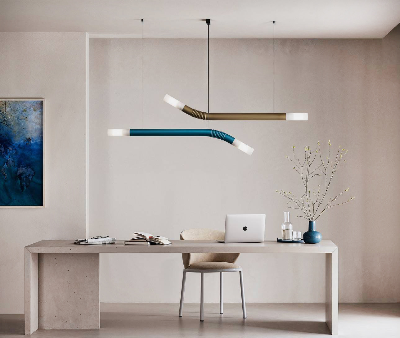 È un vero e proprio elemento di arredo la sospensione Cantabrina di Italamp che reinterpreta con il vetro, nelle finiture Blu Oceano opaco e Ottone satinato, le forme fluide degli anni 2000. La struttura, con una silhouette che rievoca una cannuccia, è dotata di due diffusori in vetro bianco lucido con sorgente LED posizionati alle estremità. È disponibile in due versioni: singola e doppia. https://www.italamp.com/it – Euroluce, padiglione 4, stand D04. È un vero e proprio elemento di arredo la sospensione Cantabrina di Italamp che reinterpreta con il vetro, nelle finiture Blu Oceano opaco e Ottone satinato, le forme fluide degli anni 2000. La struttura, con una silhouette che rievoca una cannuccia, è dotata di due diffusori in vetro bianco lucido con sorgente LED posizionati alle estremità. È disponibile in due versioni: singola e doppia. https://www.italamp.com/it – Euroluce, padiglione 4, stand D04.