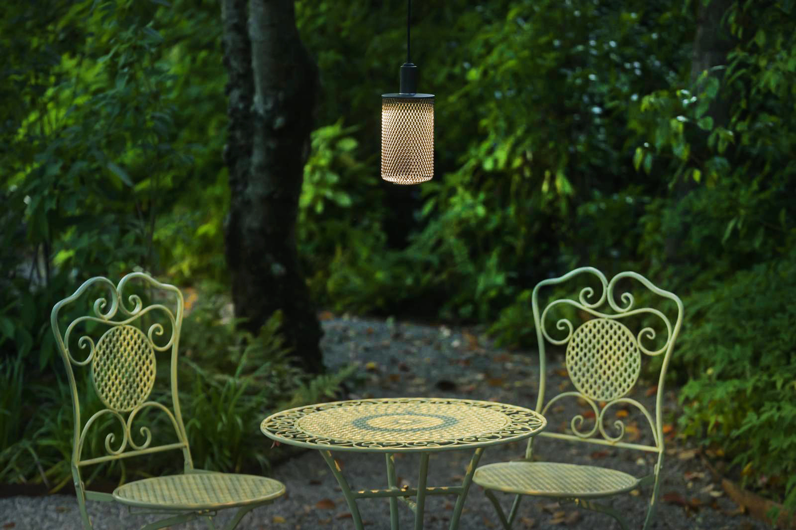 La sospensione outdoor Astral Trellis di Platek è realizzata in acciaio inossidabile di altissima qualità lavorato accuratamente per dare vita ad un paralume perforato, con piccole geometrie, che proietta un pattern di luce sulle superfici circostanti. https://www.platek.eu/ita – Euroluce, padiglione 6, stand C29/C31. La sospensione outdoor Astral Trellis di Platek è realizzata in acciaio inossidabile di altissima qualità lavorato accuratamente per dare vita ad un paralume perforato, con piccole geometrie, che proietta un pattern di luce sulle superfici circostanti. https://www.platek.eu/ita – Euroluce, padiglione 6, stand C29/C31.