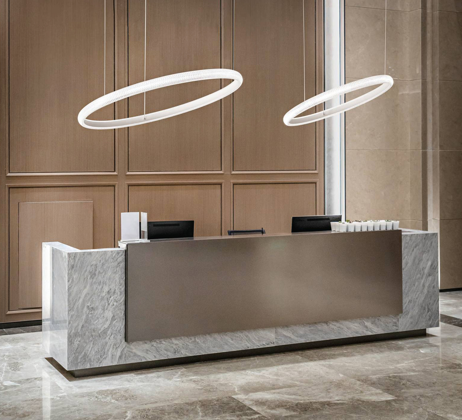 Un design essenziale ed elegante per le lampade a sospensione Miracle di Ideal Lux: sono composte da un diffusore circolare con elementi acrilici trasparenti, decorati in rilievo con effetto cristallo, sospeso tramite sottili cavi in acciaio. https://www.ideal-lux.com – Euroluce, padiglione 2, stand A33/B26. Un design essenziale ed elegante per le lampade a sospensione Miracle di Ideal Lux: sono composte da un diffusore circolare con elementi acrilici trasparenti, decorati in rilievo con effetto cristallo, sospeso tramite sottili cavi in acciaio. https://www.ideal-lux.com – Euroluce, padiglione 2, stand A33/B26.
