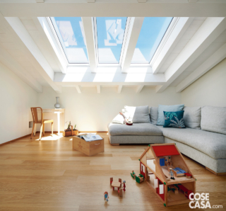 stanza-sottotetto-con-divano-grigio