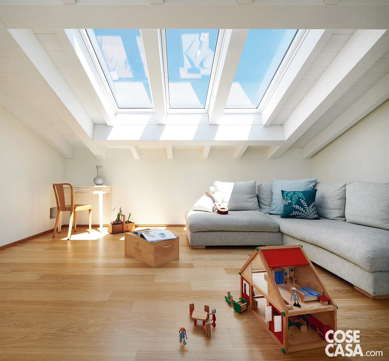 stanza-sottotetto-con-divano-grigio