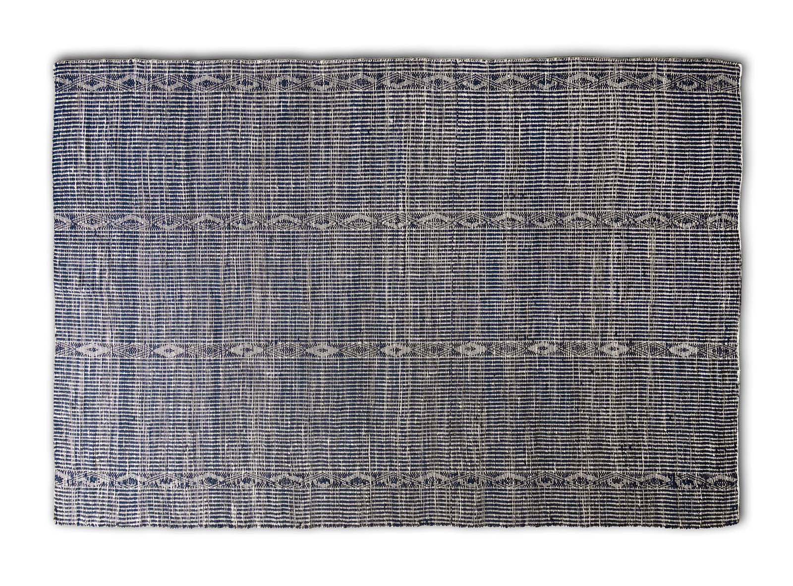 100% juta per il tappeto stuoia Sahil di G.T DESIGN che è tessuto su antichi telai jacquard ed è  naturale, rinnovabile, biodegradabile ed estremamente resistente. La superficie è declinata in tonalità naturali e texture ricche di pattern geometrici. https://www.gtdesign.it - Fuorisalone, G.T. DESIGN Milano/La Cabina – Via Cino del Duca 2, Milano.