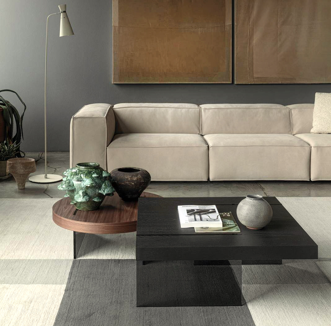 I tavolini Byron di Cierre1972 hanno il top in legno impiallacciato disponibile in due finiture, Noce Canaletto e frassino nero. I piedi in vetro sono disponibili nelle varianti extra chiaro e fumé. I tre diversi formati permettono di creare composizioni raffinate tra i divani. Misurano Ø 70 x H 26 cm, L 80 x P 80 x H 26 cm e L 120 x P 70 x H 26 cm. Prezzo a partire da 1.793,40 euro cad. https://cierreimbottiti.it I tavolini Byron di Cierre1972 hanno il top in legno impiallacciato disponibile in due finiture, Noce Canaletto e frassino nero. I piedi in vetro sono disponibili nelle varianti extra chiaro e fumé. I tre diversi formati permettono di creare composizioni raffinate tra i divani. Misurano Ø 70 x H 26 cm, L 80 x P 80 x H 26 cm e L 120 x P 70 x H 26 cm. Prezzo a partire da 1.793,40 euro cad. https://cierreimbottiti.it