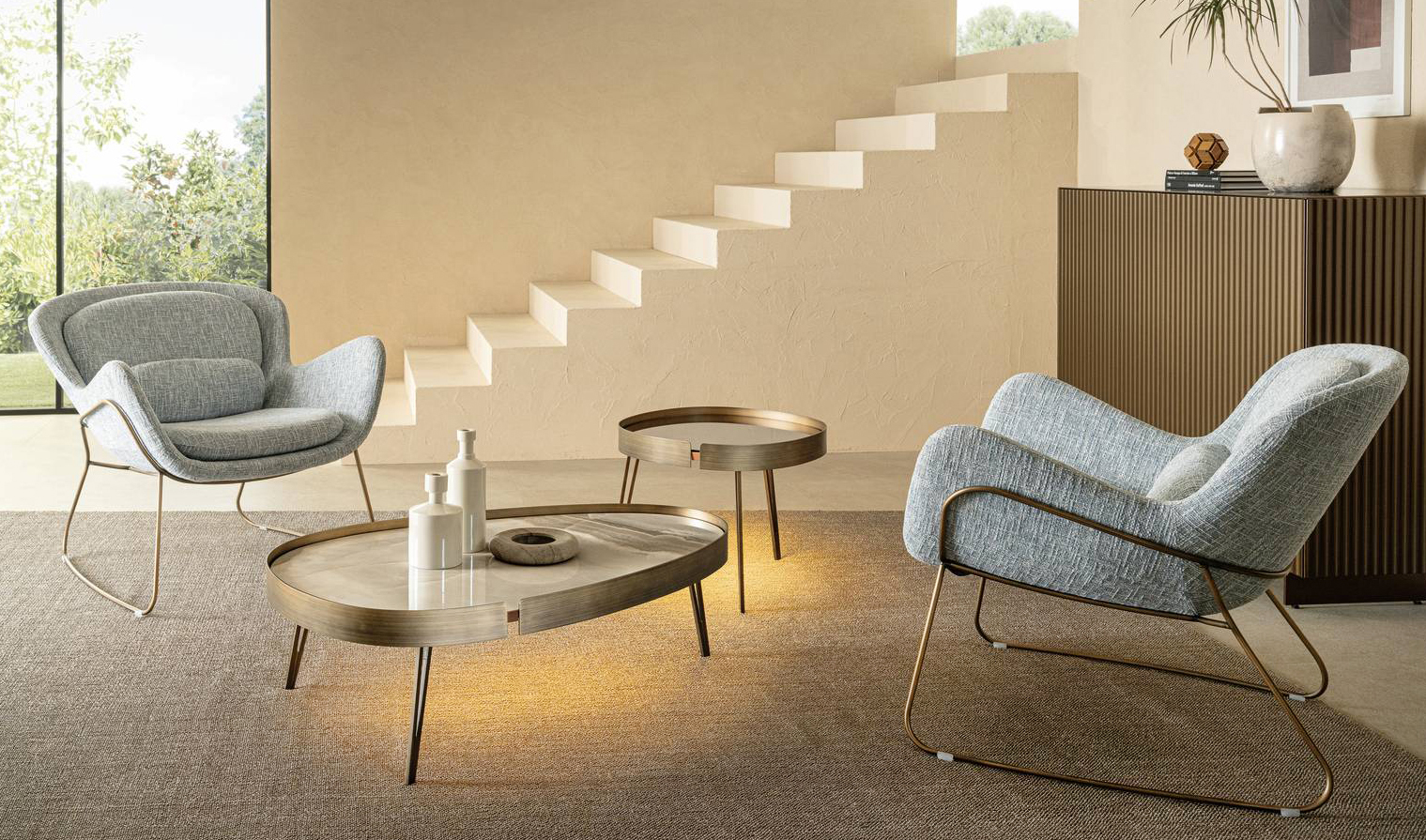 I tavolini Lumiere di Riflessi, con la struttura in ottone spazzolato a mano, sono dotati di illuminazione a Led con radiocomando e batteria ricaricabile. Il modello rotondo ha il piano in specchio bronzato. Misura Ø 55 x H 33 cm. Prezzo 1.244 euro. Il tavolino medio ha il piano in ceramica Noisette lucido. Misura L 110 x P 70 x H 33 cm. Prezzo 1.940 euro.  https://www.riflessi.it I tavolini Lumiere di Riflessi, con la struttura in ottone spazzolato a mano, sono dotati di illuminazione a Led con radiocomando e batteria ricaricabile. Il modello rotondo ha il piano in specchio bronzato. Misura Ø 55 x H 33 cm. Prezzo 1.244 euro. Il tavolino medio ha il piano in ceramica Noisette lucido. Misura L 110 x P 70 x H 33 cm. Prezzo 1.940 euro.  https://www.riflessi.it