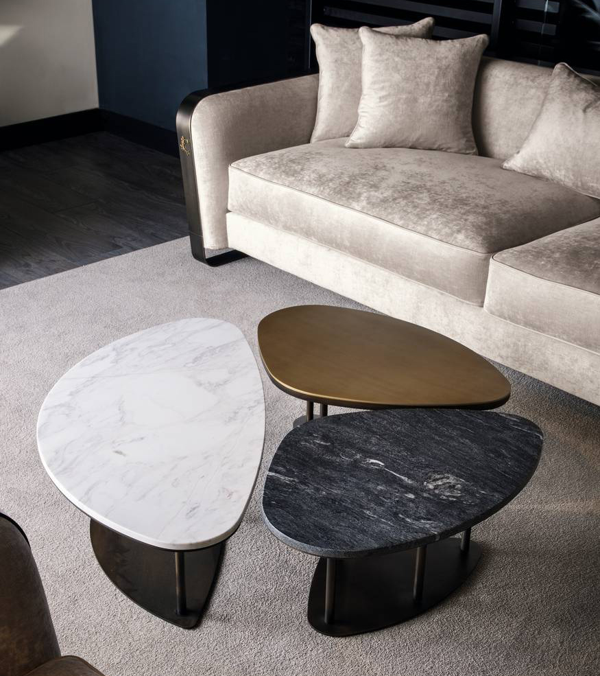 Il set di tre tavolini da fumo Ninfea di Cantori dà vita ad una composizione al centro del soggiorno, tra i divani, ispirata alla corolla di un fiore, ma sempre diversa. La struttura in metallo sorregge i piani sagomati, disponibili in materiali diversi: metallo, travertino, frassino nero, marmo e pietra. Misurano L 104 x P 53 x H 31 cm, L 51 x P 73 x H 31 cm e L 73 x P 51 x H 31 cm. Prezzo a partire da 1.080 euro. https://www.cantori.it/it Il set di tre tavolini da fumo Ninfea di Cantori dà vita ad una composizione al centro del soggiorno, tra i divani, ispirata alla corolla di un fiore, ma sempre diversa. La struttura in metallo sorregge i piani sagomati, disponibili in materiali diversi: metallo, travertino, frassino nero, marmo e pietra. Misurano L 104 x P 53 x H 31 cm, L 51 x P 73 x H 31 cm e L 73 x P 51 x H 31 cm. Prezzo a partire da 1.080 euro. https://www.cantori.it/it