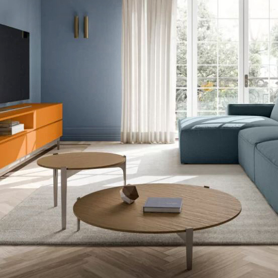 I tavolini rotondi Spillo di Santalucia Mobili hanno il piano in Matwood Coffee e la struttura di sostegno realizzata in laccato Champagne metallizzato che crea un raffinato contrasto con la colorazione del piano. Misurano Ø 60 x H 39,8 cm e Ø 100 x H 20,9 cm. Prezzo su richiesta. https://santaluciamobili.it I tavolini rotondi Spillo di Santalucia Mobili hanno il piano in Matwood Coffee e la struttura di sostegno realizzata in laccato Champagne metallizzato che crea un raffinato contrasto con la colorazione del piano. Misurano Ø 60 x H 39,8 cm e Ø 100 x H 20,9 cm. Prezzo su richiesta. https://santaluciamobili.it