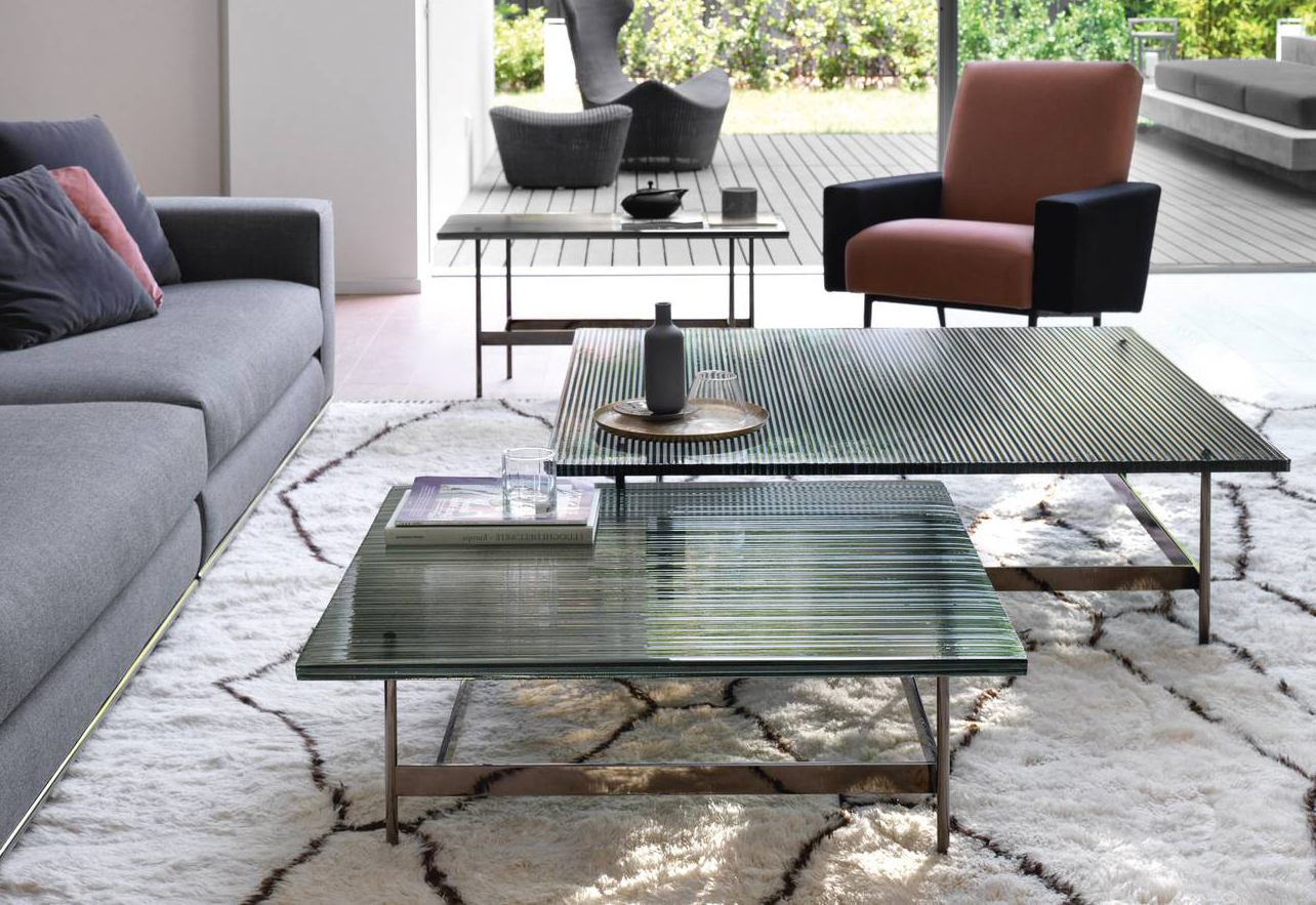 Hanno il piano in DV Glass trasparente a strisce colorate i tavolini quadrati Waves di Fiam Italia che per le dimensioni importanti e i materiali ricercati si trasformano nei protagonisti del living. La base è realizzata in metallo nella finitura Titanio opaco. Misurano L 90 x P 90 x H 30 cm e L 120 x P 120 x H 35 cm. Prezzo a partire da 2.898 euro. https://www.fiamitalia.it Hanno il piano in DV Glass trasparente a strisce colorate i tavolini quadrati Waves di Fiam Italia che per le dimensioni importanti e i materiali ricercati si trasformano nei protagonisti del living. La base è realizzata in metallo nella finitura Titanio opaco. Misurano L 90 x P 90 x H 30 cm e L 120 x P 120 x H 35 cm. Prezzo a partire da 2.898 euro. https://www.fiamitalia.it