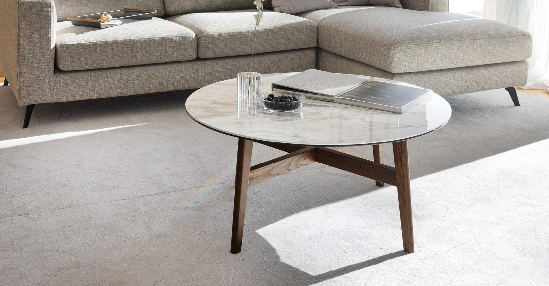 Il tavolino basso Abrey di Calligaris abbina il piano rotondo in accoppiato ceramica-vetro, nella raffinata finitura calacatta paonazzo lucido, alla struttura in legno massello smoke. La colorazione chiara del top e la scelta dei materiali lo rendono classico ed elegante. Misura Ø 90 x H 40 cm. Prezzo 858 euro. https://www.calligaris.com Il tavolino basso Abrey di Calligaris abbina il piano rotondo in accoppiato ceramica-vetro, nella raffinata finitura calacatta paonazzo lucido, alla struttura in legno massello smoke. La colorazione chiara del top e la scelta dei materiali lo rendono classico ed elegante. Misura Ø 90 x H 40 cm. Prezzo 858 euro. https://www.calligaris.com