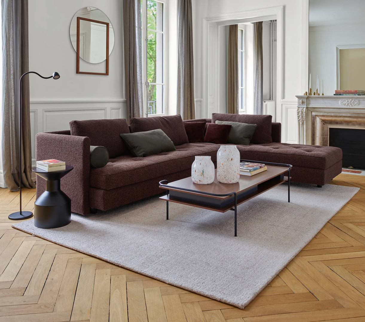 Trova posto davanti al divano angolare il tavolino basso Alando di Ligne Roset che abbina una sottile struttura in tubolare di acciaio verniciato a polvere blu scuro satinato ai ripiani impiallacciati in noce scuro. Sotto il top trovano posto due nicchie in MDF laccato blu notte posizionate ai lati. Misura L 96 x P 96 x H 35 cm. Prezzo 1.456 euro. https://www.ligne-roset.com Trova posto davanti al divano angolare il tavolino basso Alando di Ligne Roset che abbina una sottile struttura in tubolare di acciaio verniciato a polvere blu scuro satinato ai ripiani impiallacciati in noce scuro. Sotto il top trovano posto due nicchie in MDF laccato blu notte posizionate ai lati. Misura L 96 x P 96 x H 35 cm. Prezzo 1.456 euro. https://www.ligne-roset.com