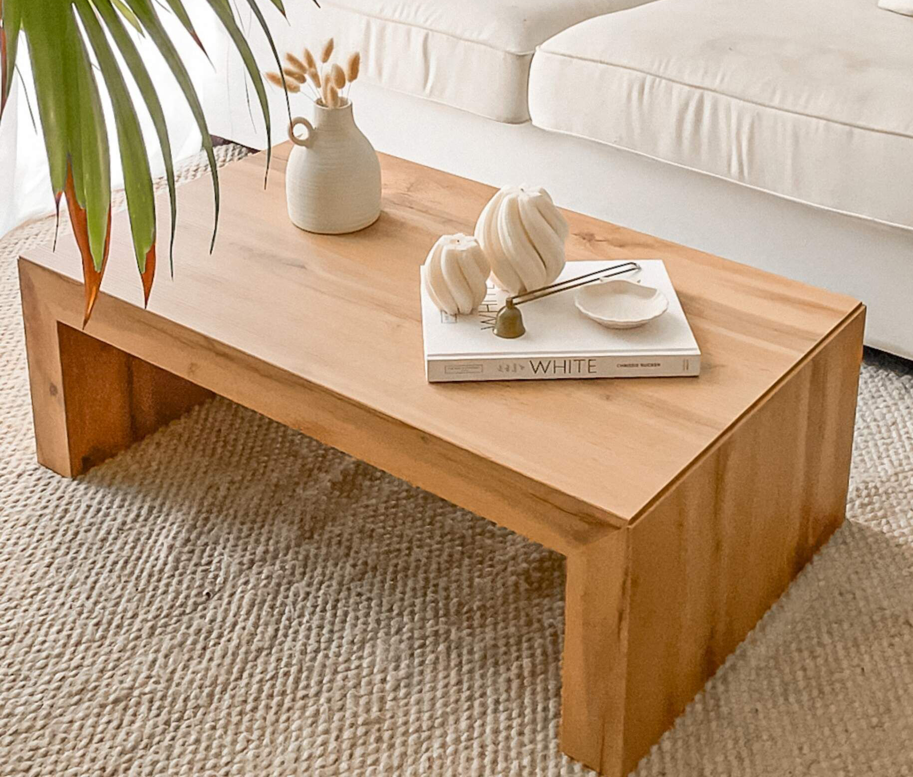 Ha un aspetto piacevolmente rustico il tavolino rettangolare Angelica di Mobili Fiver: è realizzato in nobilitato melaminico di alta qualità nella finitura rovere, con una colorazione calda, che lo rende resistente e facile da pulire. La superficie è materica e leggermente ruvida al tatto. Misura L 91 x P 54 x H 30 cm. Prezzo 125,80 euro. https://www.mobilifiver.com Ha un aspetto piacevolmente rustico il tavolino rettangolare Angelica di Mobili Fiver: è realizzato in nobilitato melaminico di alta qualità nella finitura rovere, con una colorazione calda, che lo rende resistente e facile da pulire. La superficie è materica e leggermente ruvida al tatto. Misura L 91 x P 54 x H 30 cm. Prezzo 125,80 euro. https://www.mobilifiver.com