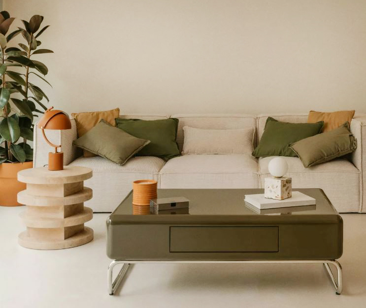 Il tavolino rettangolare Candela Colours di The Masie è realizzato in MDF in un'intensa tonalità di verde scuro e ha le  gambe in acciaio inossidabile lucidato. È dotato di un pratico cassetto con il sistema Push Open che permette di aprirlo con un semplice tocco. Misura L 110 x P 70 x H 40 cm. Prezzo 559,95 euro. https://www.themasie.com Il tavolino rettangolare Candela Colours di The Masie è realizzato in MDF in un'intensa tonalità di verde scuro e ha le  gambe in acciaio inossidabile lucidato. È dotato di un pratico cassetto con il sistema Push Open che permette di aprirlo con un semplice tocco. Misura L 110 x P 70 x H 40 cm. Prezzo 559,95 euro. https://www.themasie.com