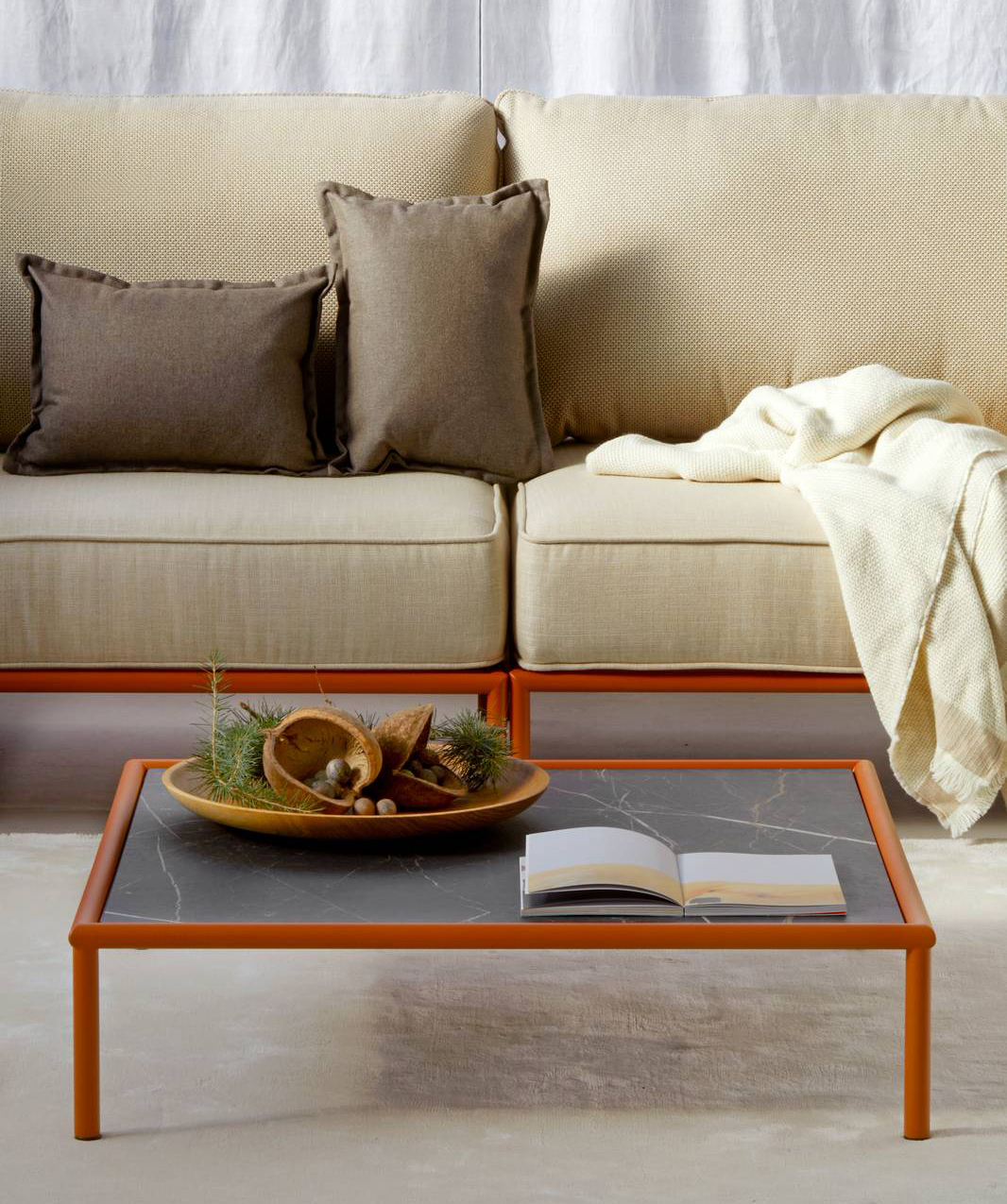 Ha un telaio in acciaio verniciato rosso mattone il tavolino d'appoggio Flap di S-cab che può essere usato anche all'aperto. Il piano rettangolare è in HPL effetto marmo nero. Misura L 85 x P 85 x H 22 cm. Prezzo a partire da 566,10 euro. https://www.s-cab.it Ha un telaio in acciaio verniciato rosso mattone il tavolino d'appoggio Flap di S-cab che può essere usato anche all'aperto. Il piano rettangolare è in HPL effetto marmo nero. Misura L 85 x P 85 x H 22 cm. Prezzo a partire da 566,10 euro. https://www.s-cab.it