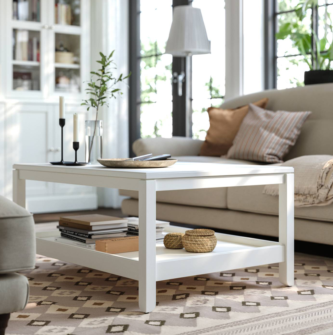 Lineare e senza tempo il grande tavolino rettangolare Havsta di Ikea Italia che può essere accostato a divani con stili diversi: è realizzato in pino massiccio verniciato bianco con la superficie spazzolata. Il comodo ripiano inferiore è dotato di bordi rialzati. Misura L 100 x P 75 x H 48 cm. Prezzo 199 euro. https://www.ikea.com/it Lineare e senza tempo il grande tavolino rettangolare Havsta di Ikea Italia che può essere accostato a divani con stili diversi: è realizzato in pino massiccio verniciato bianco con la superficie spazzolata. Il comodo ripiano inferiore è dotato di bordi rialzati. Misura L 100 x P 75 x H 48 cm. Prezzo 199 euro. https://www.ikea.com/it