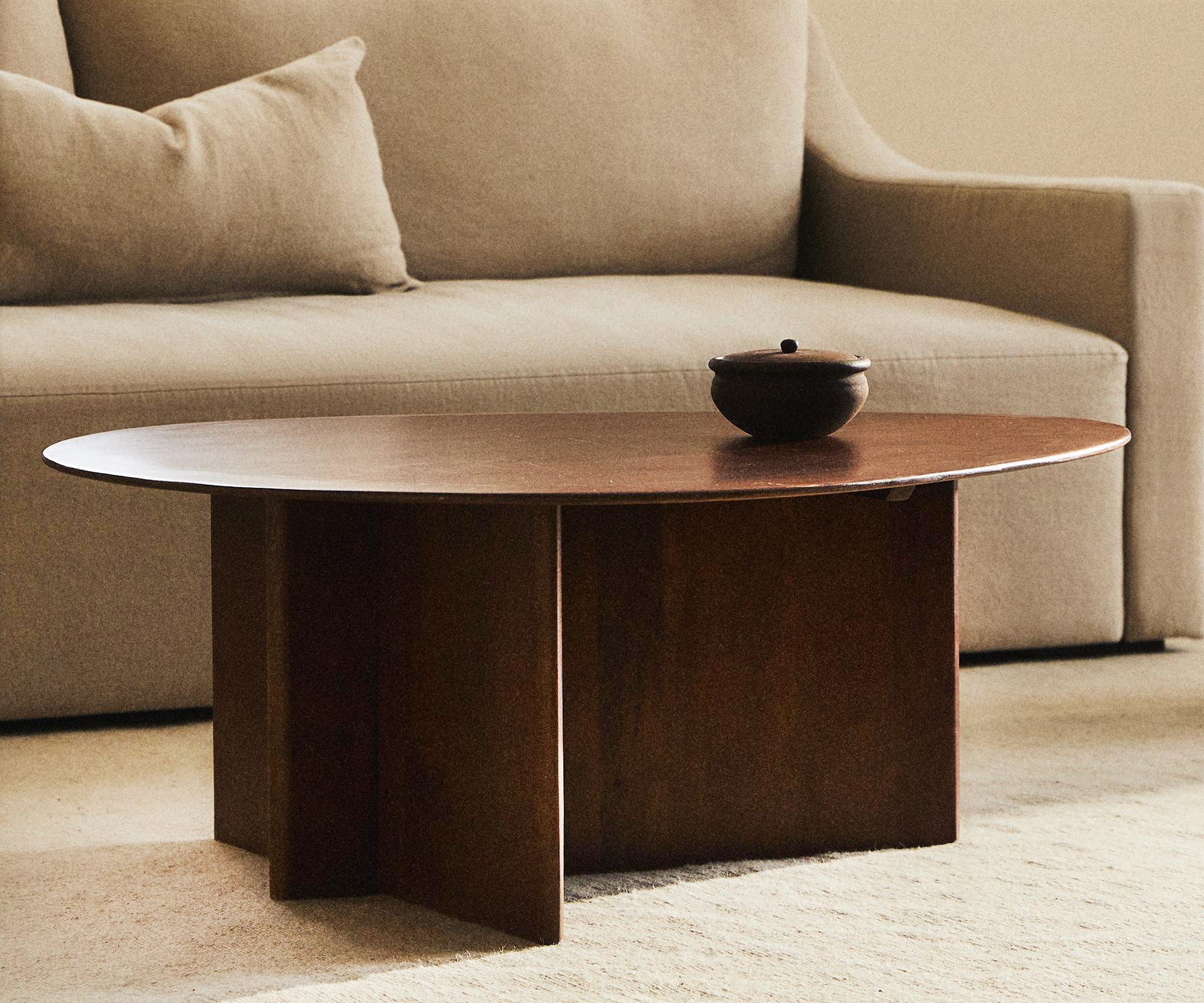 Ha una forma irregolare il grande tavolo basso di Zara Home che è completamente costruito in legno di acacia; le gambe con una forma a T danno vita ad un basamento scultoreo. Misura L 110 x P 100 x H 41 cm. Prezzo 349 euro. https://www.zarahome.com Ha una forma irregolare il grande tavolo basso di Zara Home che è completamente costruito in legno di acacia; le gambe con una forma a T danno vita ad un basamento scultoreo. Misura L 110 x P 100 x H 41 cm. Prezzo 349 euro. https://www.zarahome.com