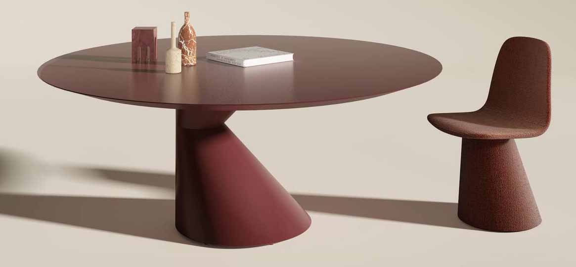 Un basamento a doppio cono asimmetrico per il tavolo Chapeau di Lago in laccato amaranto che lo rende il protagonista del living. Accanto trova posto la sedia Novice coordinata nella linea sinuosa e nella colorazione.  https://www.lago.it - Salone del mobile 2025, padiglione 24, Stand D06/D08. Un basamento a doppio cono asimmetrico per il tavolo Chapeau di Lago in laccato amaranto che lo rende il protagonista del living. Accanto trova posto la sedia Novice coordinata nella linea sinuosa e nella colorazione.  https://www.lago.it - Salone del mobile 2025, padiglione 24, Stand D06/D08.