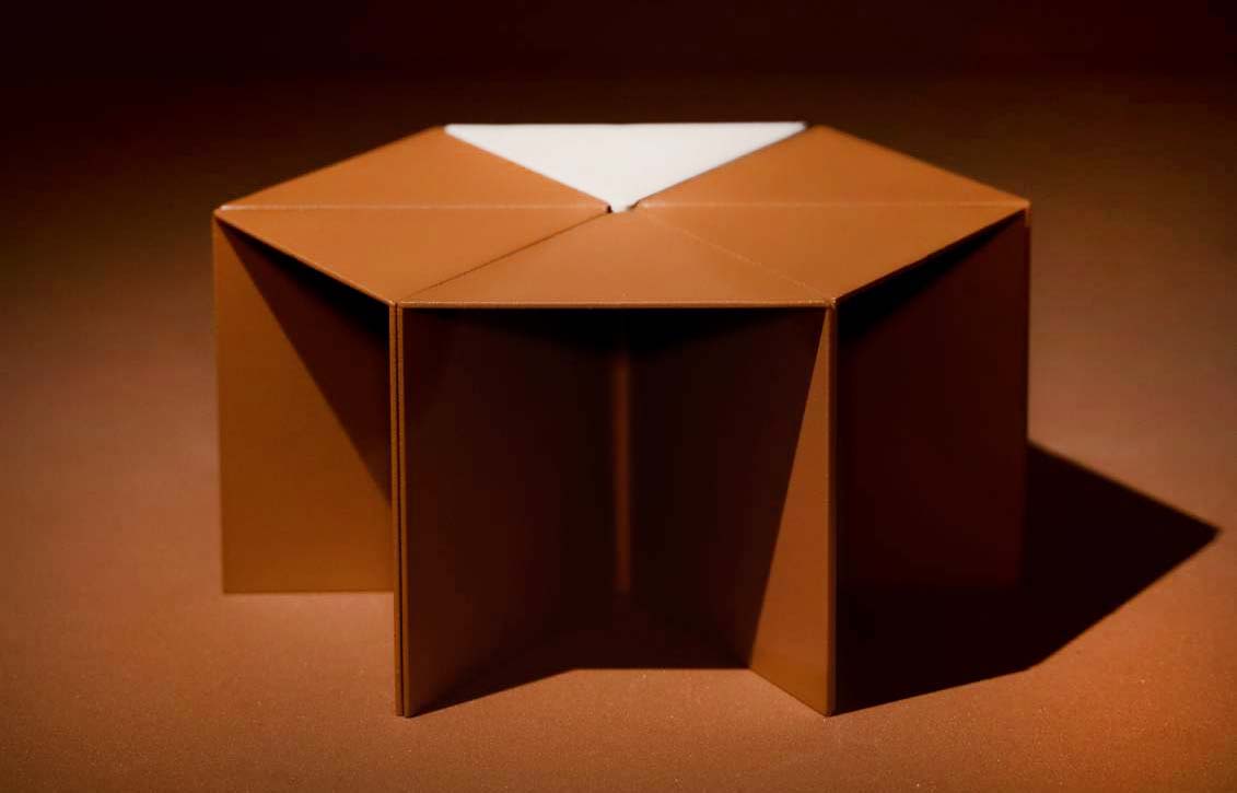 Fa parte del sistema modulare Triangolo di RIPA il tavolo, disegnato nel 1971 da Innocenzo Prezzavento e custodito fino a oggi nell’archivio storico dell’architetto, oggi editato in serie. È costruito su multipli triangolari, che possono essere aggregati per dare vita a configurazioni potenzialmente infinite, ed è impilabile. È realizzato con lamiere compatte di alluminio, disponibile in dieci varianti di colore.  https://marcoripa.it – Fuorisalone, Convey – Via Rosolino Pilo 14, Milano.