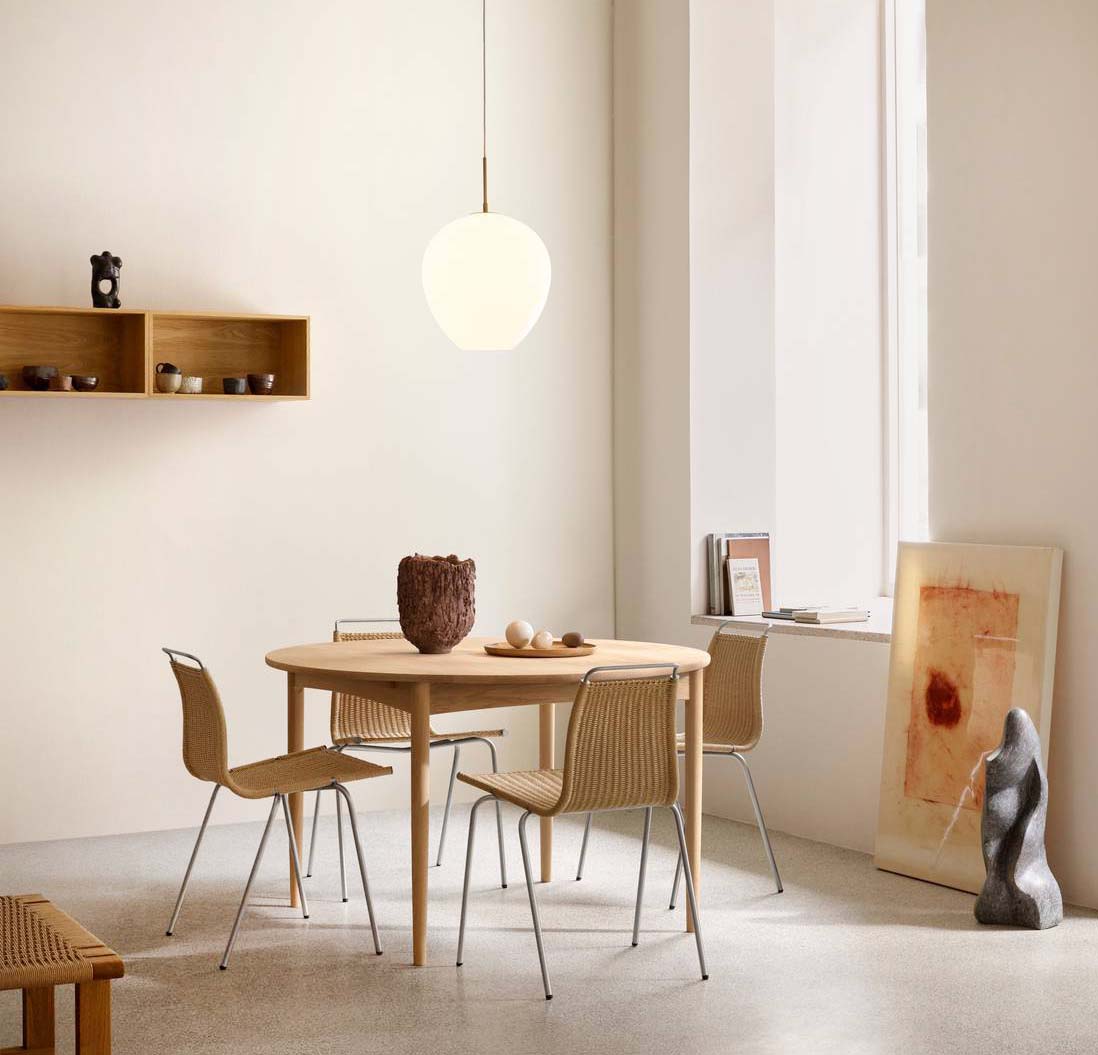 Pregiato rovere massello per il tavolo rotondo BM0121 di Carl Hansen & Søn, disegnato nel 1952 da Børge Mogensen e oggi ripresentato nella versione allungabile per adattarsi a case di dimensioni contenute. L'estensione, disponibile in rovere o in due colorazioni in contrasto, permette di accogliere da quattro a sei commensali.  https://www.carlhansen.com - Fuorisalone, Carl Hansen & Søn Flagship Store – Via Mercato 3, Milano.