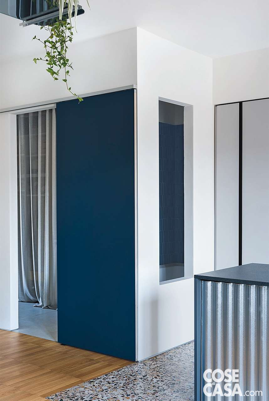 L’effetto a onde della tenda di Studio Tende (www.studiotende.com, che scherma lo spazio dedicato alla lavanderia, dialoga direttamente con il rivestimento dell’isola in cucina, realizzato in lamiera zincata ondulata. L’effetto a onde della tenda di Studio Tende (www.studiotende.com, che scherma lo spazio dedicato alla lavanderia, dialoga direttamente con il rivestimento dell’isola in cucina, realizzato in lamiera zincata ondulata.