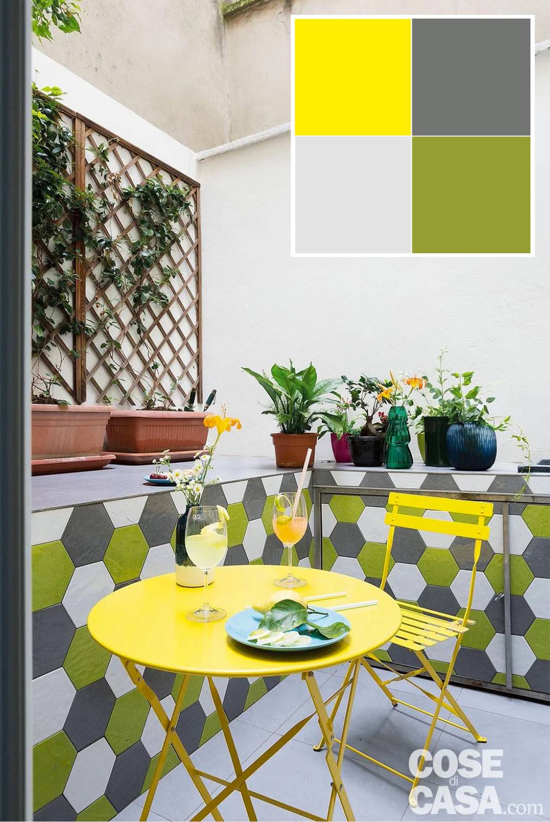 In questo terrazzino il giallo è stato scelto per il tavolo e la sedia in metallo verniciato, perfetti per arredare un piccolo ambiente esterno. Gli elementi di arredo sono circondati da un rivestimento a parete realizzato con piastrelle esagonali in gres porcellanato a tre colori, che alternano bianco, grigio e lime: l'effetto finale è quello di un luogo verde e solare da vivere durante la bella stagione. Foto: Studio Roy, styling Laura Mauceri. Progetto: arch. Cesare Loriano Galligani, Studio Planair.
