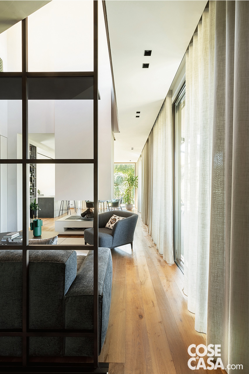 vetrata tra loggiato e zona conversazione vetrata tra loggiato e zona conversazione