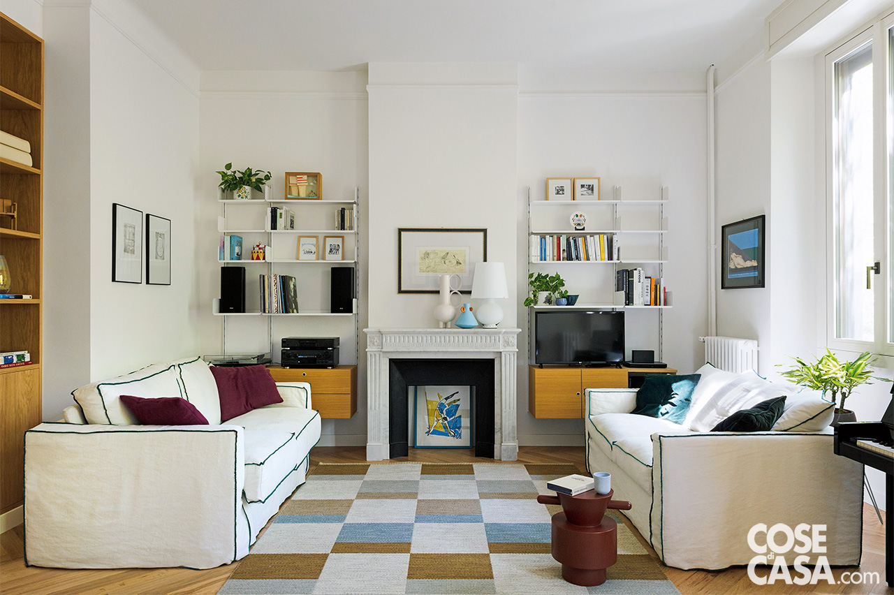 Soggiorno con camino d’epoca – Zona conversazione simmetrica costruita attorno a un camino antico in marmo Soggiorno con camino d’epoca – Zona conversazione simmetrica costruita attorno a un camino antico in marmo