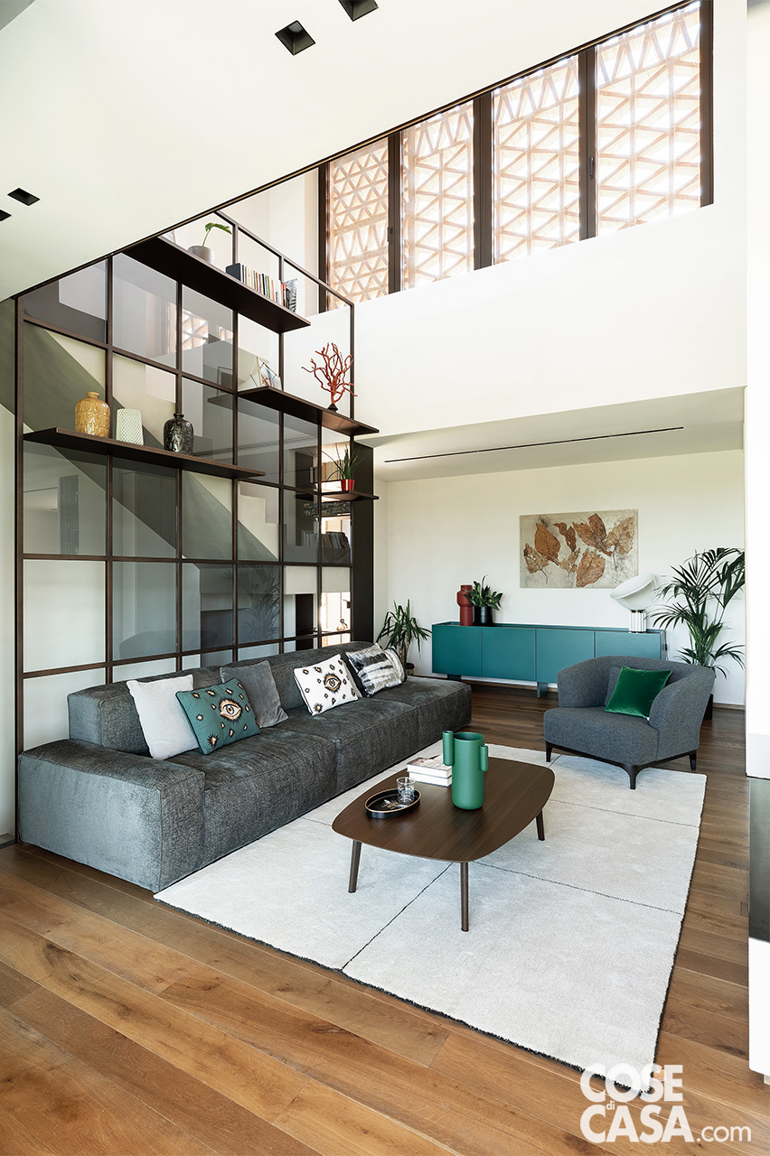 zona conversazione divano grigio parete in vetro zona conversazione divano grigio parete in vetro