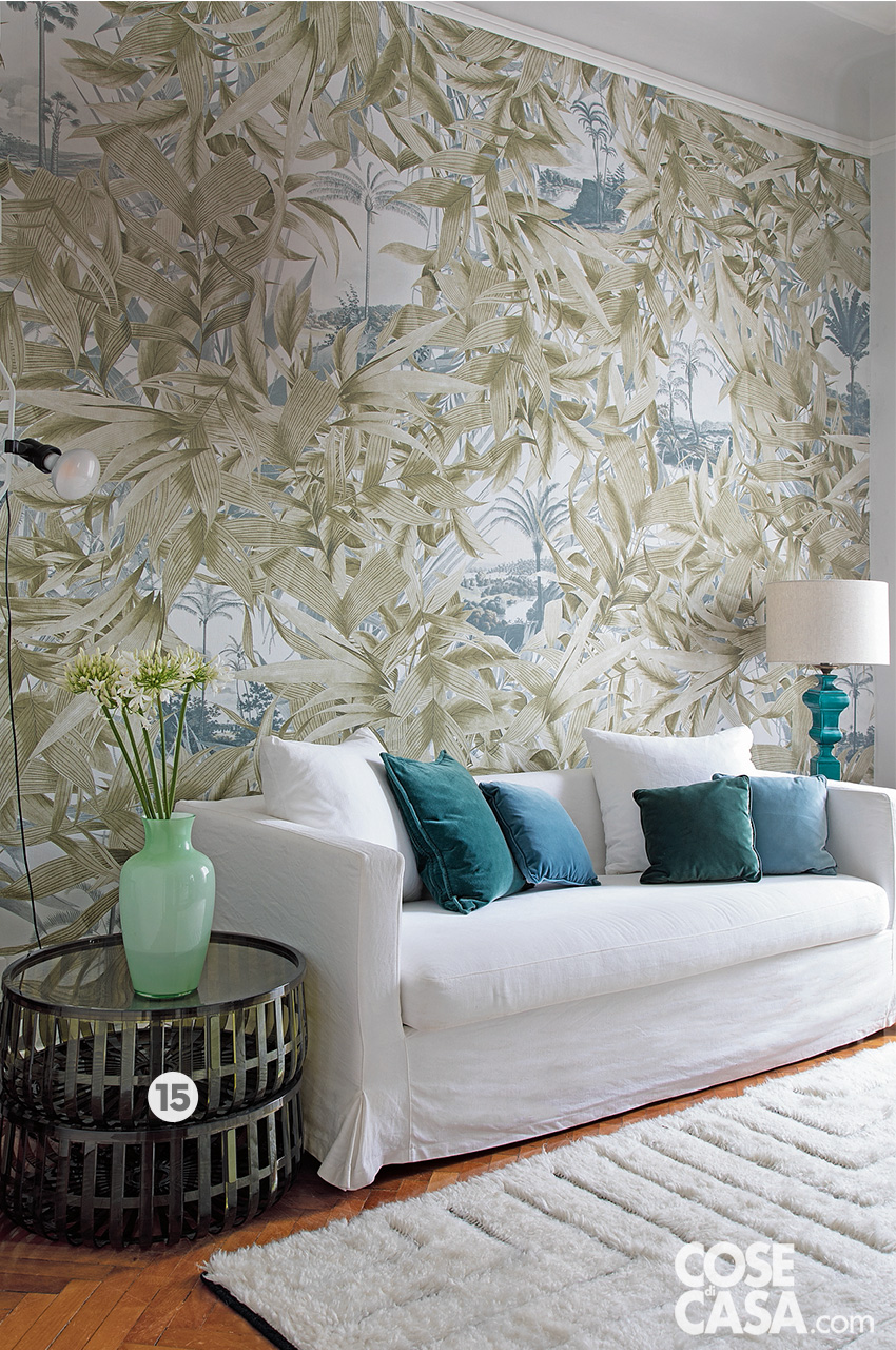 zona studio divano bianco e parete con wallpaper