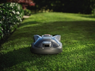 Gli Automower® 308V e Automower® 312V, novità della primavera 2026, di Husqvarna hanno telecamera integrata, basata su intelligenza artificiale, per vedere e comprendere la superficie. Prezzo di Automower® 308V a 1399 euro mentre Automower® 312V a 1699 euro. https://www.husqvarna.com/it/