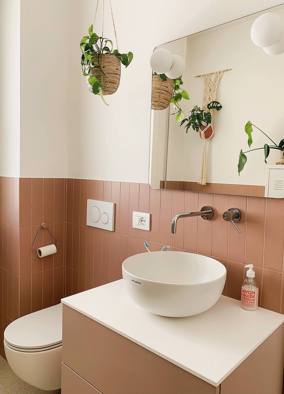 DOPO: tutto a nuovo, riassume in sé i tratti distintivi della casa; lo stile essenziale, il binomio bianco e rosa cipria (che stempera il minimalismo), l'uso di accessori in fibre naturali (come il lampadario in camera) e l'inserimento di piante verdi in vaso, che punteggiano l'intera abitazione.