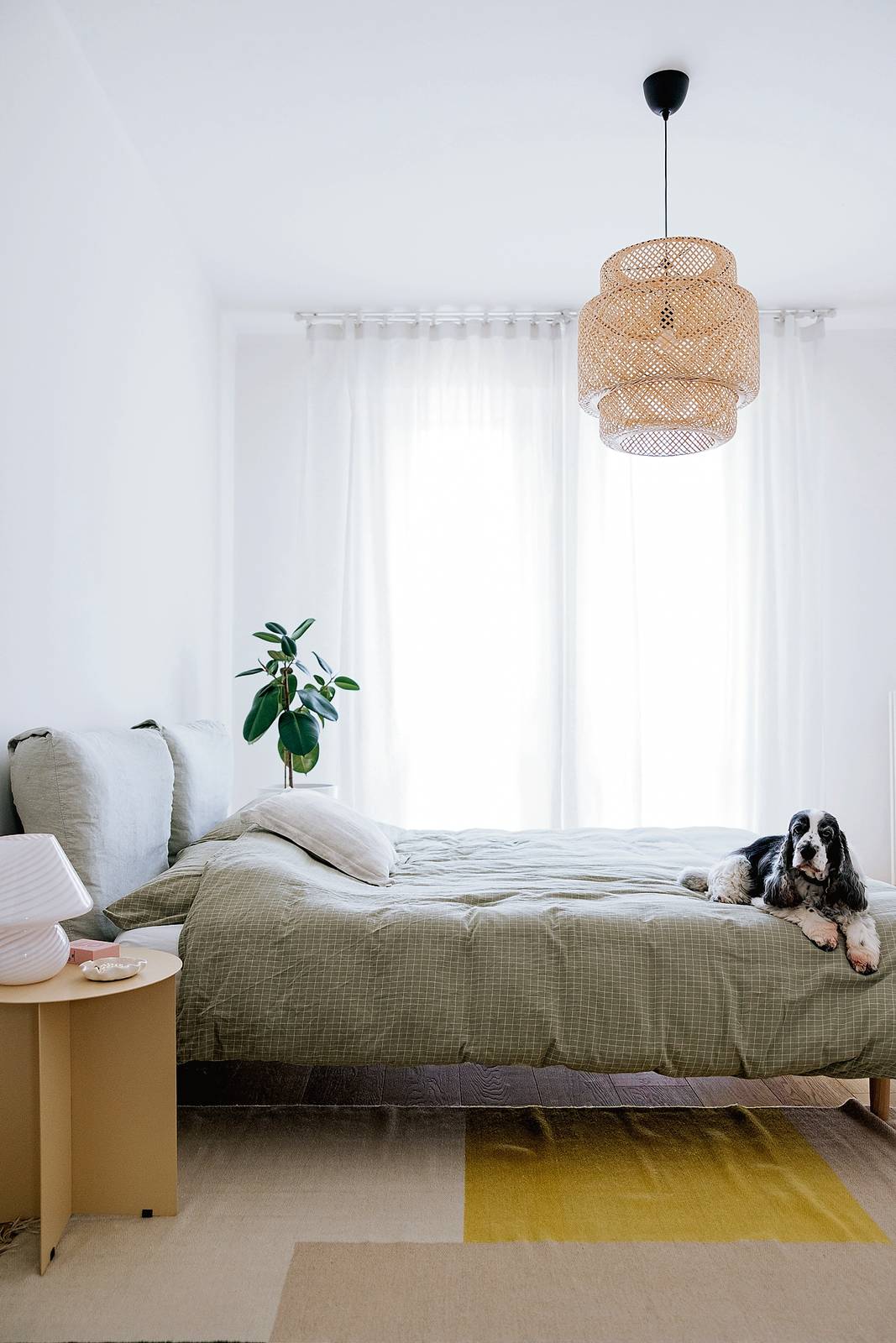 Pavimento a parte, a questa stanza è stato solo rifatto il "maquillage", puntando su un effetto total white che amplifica la luce e offre lo sfondo perfetto per un arredo in stile scandinavo: pochi pezzi, colori soft, finiture naturali.