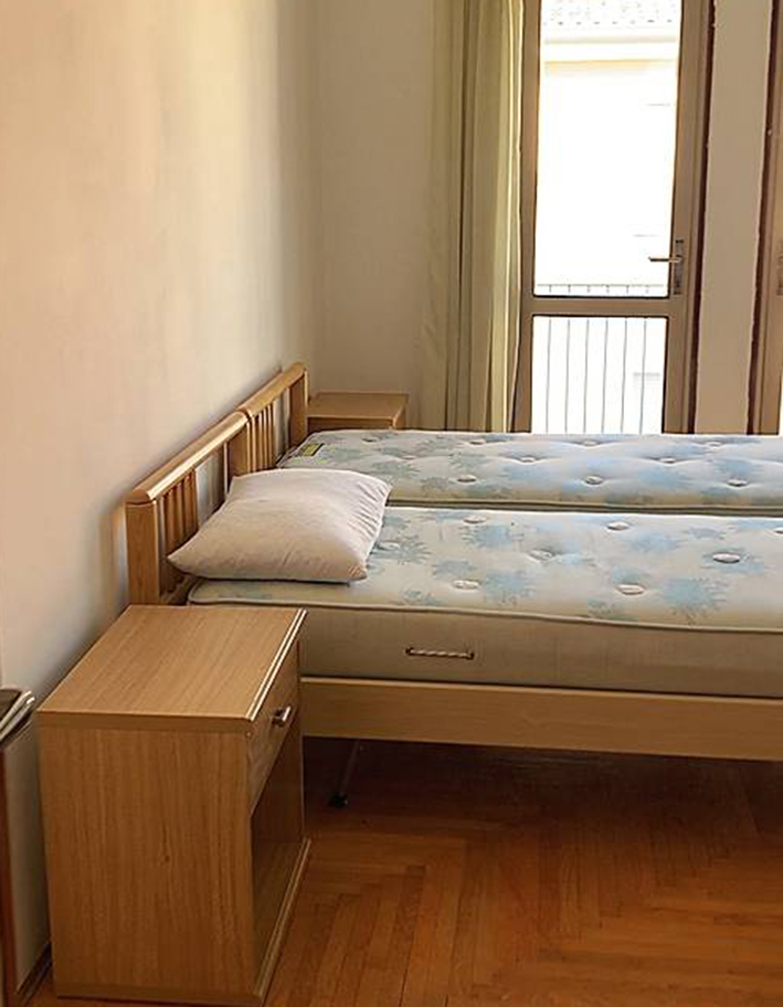 PRIMA: La stanza da letto era l'unica con il parquet: per uniformità con il resto della casa è stato sostituito con quello nuovo in rovere chiaro e a doghe larghe dal taglio più contemporaneo.