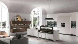 Il design lineare, la trasparenza del vetro cannettato, il calore del Rovere Corteccia e del Pet Nebbia di isola e colonne sono tra i tratti distintivi della cucina Karma di Stosa Cucine. L'isola è caratterizzata da un'alzatina attrezzata creata per creare una schiena attrezzata dove in genere non è prevista una schiena: posizionata dietro la zona cottura, permette di tenere sottomano spezie, ingredienti e piantine aromatiche. Il prezzo di una base da 60 cm parte da 179 euro Iva esclusa. Il design lineare, la trasparenza del vetro cannettato, il calore del Rovere Corteccia e del Pet Nebbia di isola e colonne sono tra i tratti distintivi della cucina Karma di Stosa Cucine. L'isola è caratterizzata da un'alzatina attrezzata creata per creare una schiena attrezzata dove in genere non è prevista una schiena: posizionata dietro la zona cottura, permette di tenere sottomano spezie, ingredienti e piantine aromatiche. Il prezzo di una base da 60 cm parte da 179 euro Iva esclusa.