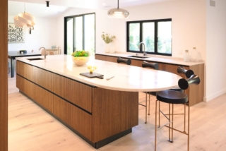 La composizione cucina in rovere di Scandola presenta al centro un’isola importante sia per dimensioni che per finiture e dettagli scelti. L’anta Canneté, il cannettato Scandola in rovere naturale, dona carattere e stile all’intera cucina. Si tratta una lavorazione che esce dallo standard andando ad enfatizzare la lavorazione del legno. Le colonne e basi ai lati sono sempre in rovere, ma nella versione Magis Lux in termocotto finitura Cognac. La base con un'anta L 60 x P 60 x H h. 78 costa da 515 a 684 euro Iva esclusa in base alla finitura scelta. La composizione cucina in rovere di Scandola presenta al centro un’isola importante sia per dimensioni che per finiture e dettagli scelti. L’anta Canneté, il cannettato Scandola in rovere naturale, dona carattere e stile all’intera cucina. Si tratta una lavorazione che esce dallo standard andando ad enfatizzare la lavorazione del legno. Le colonne e basi ai lati sono sempre in rovere, ma nella versione Magis Lux in termocotto finitura Cognac. La base con un'anta L 60 x P 60 x H h. 78 costa da 515 a 684 euro Iva esclusa in base alla finitura scelta.