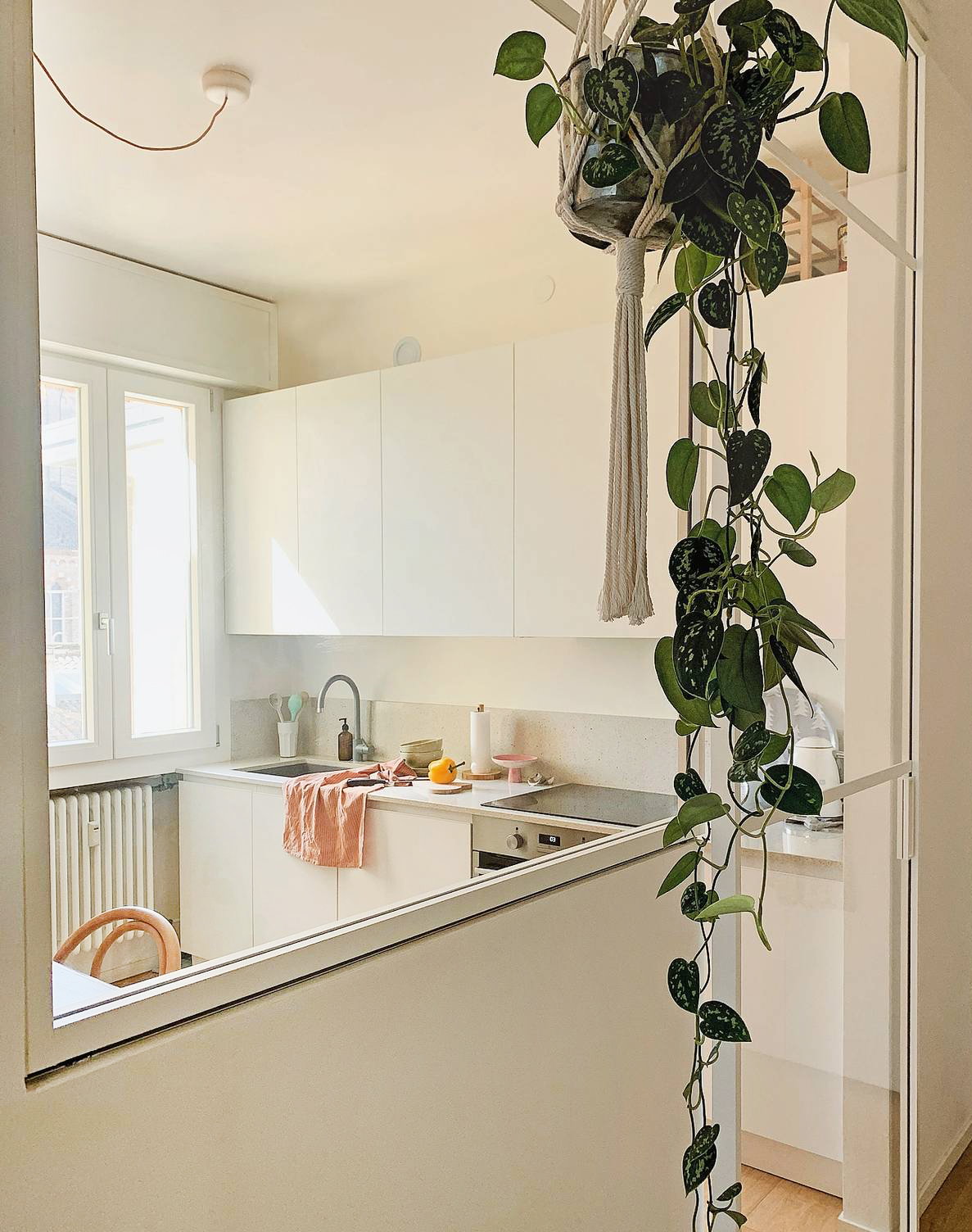 DOPO: le funzioni cottura e lavaggio non hanno cambiato posizione; sono state sostituite le finestre, le finiture a parete e a pavimento ed è stata prevista una parete vetrata per dividere.