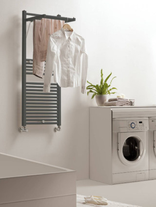 Lo scaldasalviette Dinamic plus di Deltacalor unisce semplicità e versatilità in un design essenziale, perfetto per ogni stile di bagno. Con un solo gesto, si trasforma in utile stendino ed asciugabiancheria. Prezzo Iva esclusa della versione più piccola, da L 50 cm interasse 45 x H 92,9 cm, nel colore bianco, 357 euro. www.deltacalor.com Lo scaldasalviette Dinamic plus di Deltacalor unisce semplicità e versatilità in un design essenziale, perfetto per ogni stile di bagno. Con un solo gesto, si trasforma in utile stendino ed asciugabiancheria. Prezzo Iva esclusa della versione più piccola, da L 50 cm interasse 45 x H 92,9 cm, nel colore bianco, 357 euro. www.deltacalor.com