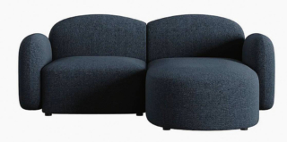 Dalle forme arrotondate, Blair di Micadoni ha schienali bassi e avvolgenti. Con rivestimento in tessuto Chenille nella misura L 194 x P 95/128 x H 76 cm costa 1.231 euro. micadoni.com Dalle forme arrotondate, Blair di Micadoni ha schienali bassi e avvolgenti. Con rivestimento in tessuto Chenille nella misura L 194 x P 95/128 x H 76 cm costa 1.231 euro. micadoni.com