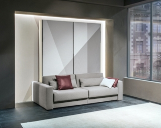 In occasione del Salone del Mobile 2025, Clei a presentato Ella & Louis, un sistema di arredo trasformabile autoportante che integra un divano fisso con un letto matrimoniale a scomparsa il quale, all’occorrenza, si divide ulteriormente in due letti singoli. La transizione da letto matrimoniale a due letti singoli avviene tramite un sistema di scorrimento su binari fissati a parete e appoggiati a pavimento. Un dispositivo di sgancio e un pulsante consentono poi la suddivisione in due letti singoli - ciascuno dotato di poltrona - mentre i meccanismi nascosti nella struttura garantiscono una regolazione precisa. Una volta aperti i letti, le sedute del divano avanzano automaticamente e gli schienali si ripongono. Prezzo su richiesta. www.clei.it