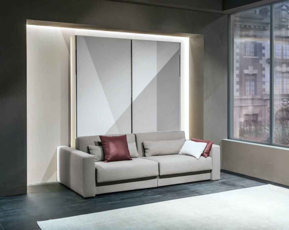 In occasione del Salone del Mobile 2025, Clei a presentato Ella & Louis, un sistema di arredo trasformabile autoportante che integra un divano fisso con un letto matrimoniale a scomparsa il quale, all’occorrenza, si divide ulteriormente in due letti singoli. La transizione da letto matrimoniale a due letti singoli avviene tramite un sistema di scorrimento su binari fissati a parete e appoggiati a pavimento. Un dispositivo di sgancio e un pulsante consentono poi la suddivisione in due letti singoli - ciascuno dotato di poltrona - mentre i meccanismi nascosti nella struttura garantiscono una regolazione precisa. Una volta aperti i letti, le sedute del divano avanzano automaticamente e gli schienali si ripongono. Prezzo su richiesta. www.clei.it