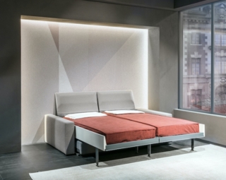 In occasione del Salone del Mobile 2025, Clei a presentato Ella & Louis, un sistema di arredo trasformabile autoportante che integra un divano fisso con un letto matrimoniale a scomparsa il quale, all’occorrenza, si divide ulteriormente in due letti singoli. La transizione da letto matrimoniale a due letti singoli avviene tramite un sistema di scorrimento su binari fissati a parete e appoggiati a pavimento. Un dispositivo di sgancio e un pulsante consentono poi la suddivisione in due letti singoli - ciascuno dotato di poltrona - mentre i meccanismi nascosti nella struttura garantiscono una regolazione precisa. Una volta aperti i letti, le sedute del divano avanzano automaticamente e gli schienali si ripongono. Prezzo su richiesta. www.clei.it