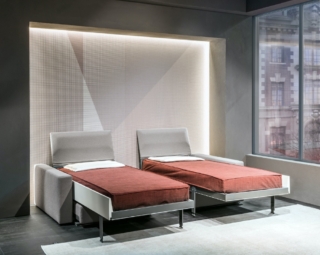 In occasione del Salone del Mobile 2025, Clei a presentato Ella & Louis, un sistema di arredo trasformabile autoportante che integra un divano fisso con un letto matrimoniale a scomparsa il quale, all’occorrenza, si divide ulteriormente in due letti singoli. La transizione da letto matrimoniale a due letti singoli avviene tramite un sistema di scorrimento su binari fissati a parete e appoggiati a pavimento. Un dispositivo di sgancio e un pulsante consentono poi la suddivisione in due letti singoli - ciascuno dotato di poltrona - mentre i meccanismi nascosti nella struttura garantiscono una regolazione precisa. Una volta aperti i letti, le sedute del divano avanzano automaticamente e gli schienali si ripongono. Prezzo su richiesta. www.clei.it