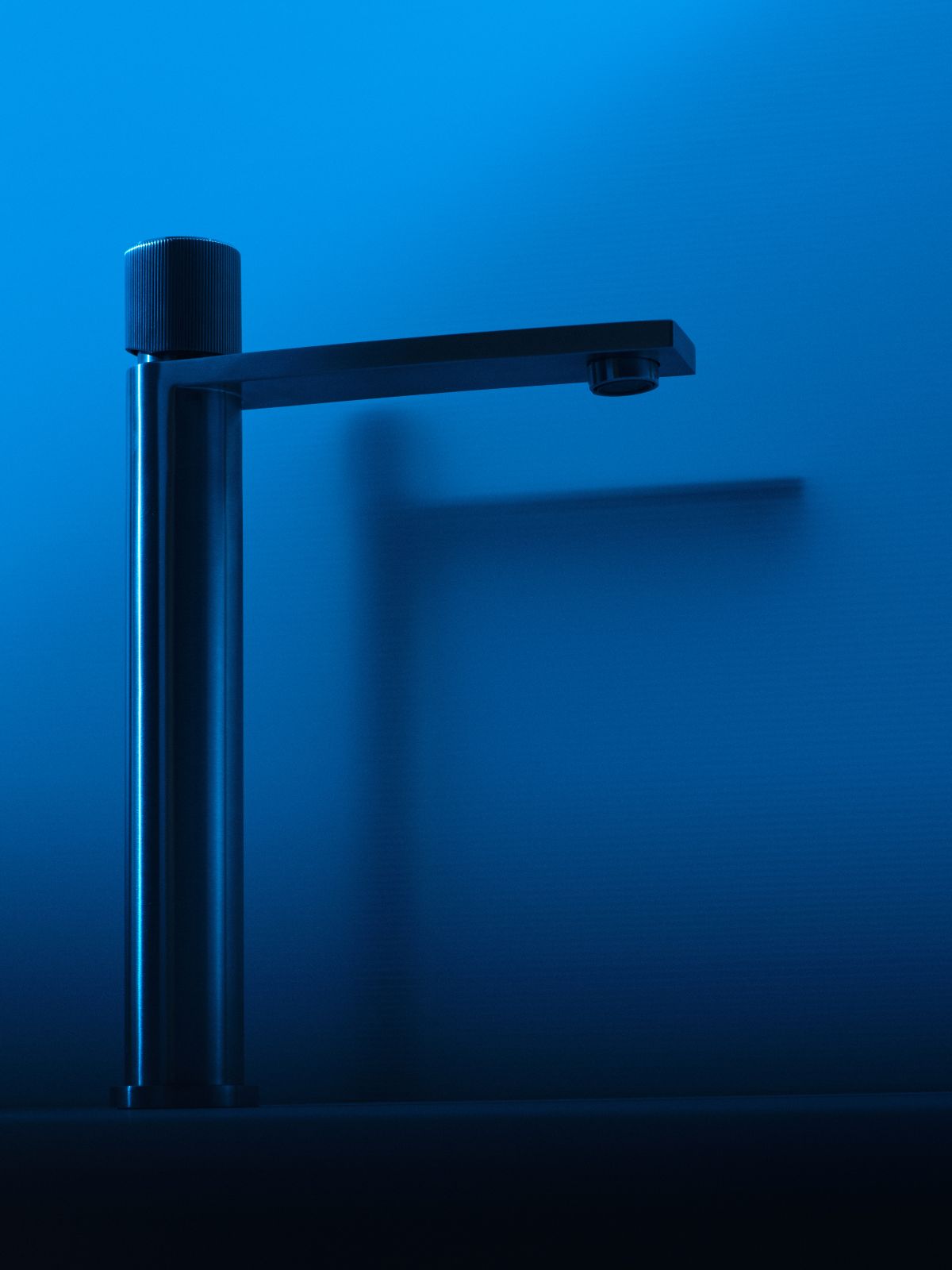 L’allestimento ed esperienza sensoriale, “Elevate Every Drop” mostra le collezioni della rubinetteria Cropelli per tipologia. Sono disposte su elementi che rievocano le configurazioni tradizionali del bagno, mentre il layout destrutturato propone i modelli in posizioni inaspettate. Le superfici in cemento e acciaio si rapportano a grandi pannelli in policarbonato che fungono da pareti luminose, alternando luce bianca e calda con una temperatura di colore variabile. Foto: Manuel Gatto. www.cropellishower.it – Fuorisalone, Palazzo Litta – Corso Magenta 24, Milano L’allestimento ed esperienza sensoriale, “Elevate Every Drop” mostra le collezioni della rubinetteria Cropelli per tipologia. Sono disposte su elementi che rievocano le configurazioni tradizionali del bagno, mentre il layout destrutturato propone i modelli in posizioni inaspettate. Le superfici in cemento e acciaio si rapportano a grandi pannelli in policarbonato che fungono da pareti luminose, alternando luce bianca e calda con una temperatura di colore variabile. Foto: Manuel Gatto. www.cropellishower.it – Fuorisalone, Palazzo Litta – Corso Magenta 24, Milano