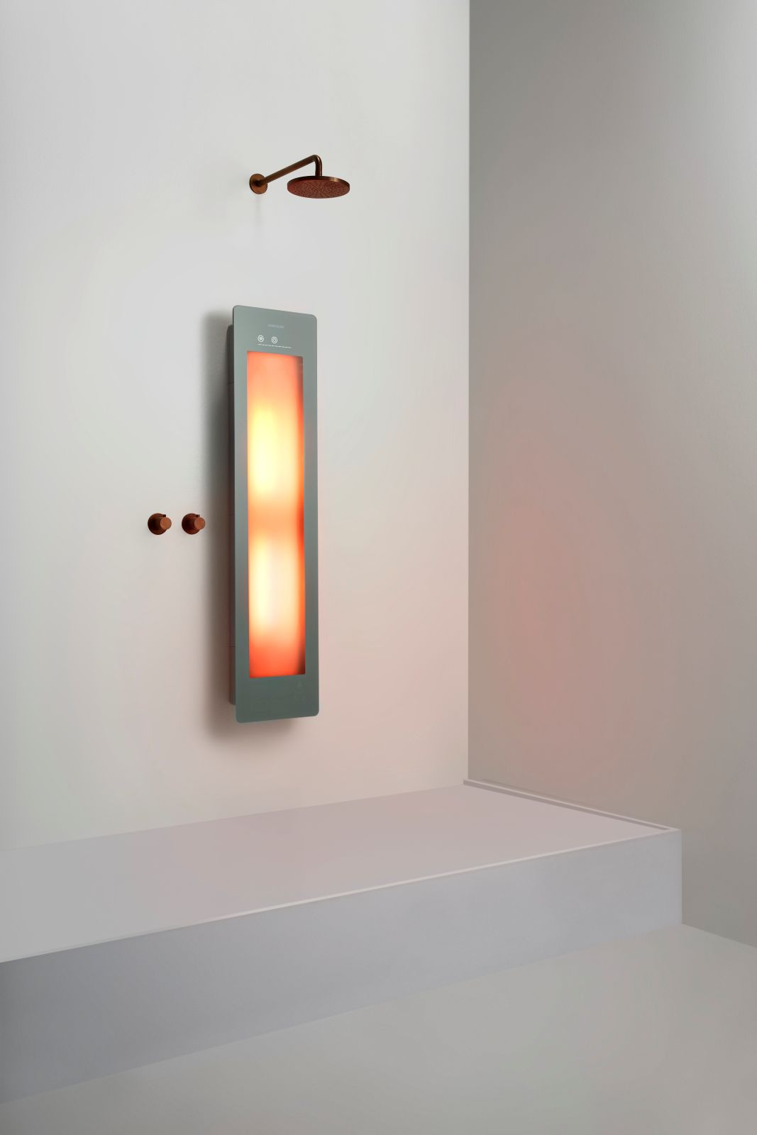 La linea Round è la nuova proposta di Sunshower, distribuita da DLX Italia, nelle varianti One, con lampade infrarossi, e Plus che aggiunge anche la luce ultravioletta a basso dosaggio. Il pannello si installa all’interno del box doccia o del bagno turco e che offre in pochi minuti il benessere dell’effetto del sole. Per entrambe le versioni è disponibile nelle misure S (95 x 33 cm), M (140 x 33 cm), L (185 x 33 cm) e nelle quattro colorazioni Black, White, Sand White e Organic Grey. www.sunshower.eu/it – Fuorisalone, all’Insula delle Rose – Via Goito 3, Milano La linea Round è la nuova proposta di Sunshower, distribuita da DLX Italia, nelle varianti One, con lampade infrarossi, e Plus che aggiunge anche la luce ultravioletta a basso dosaggio. Il pannello si installa all’interno del box doccia o del bagno turco e che offre in pochi minuti il benessere dell’effetto del sole. Per entrambe le versioni è disponibile nelle misure S (95 x 33 cm), M (140 x 33 cm), L (185 x 33 cm) e nelle quattro colorazioni Black, White, Sand White e Organic Grey. www.sunshower.eu/it – Fuorisalone, all’Insula delle Rose – Via Goito 3, Milano