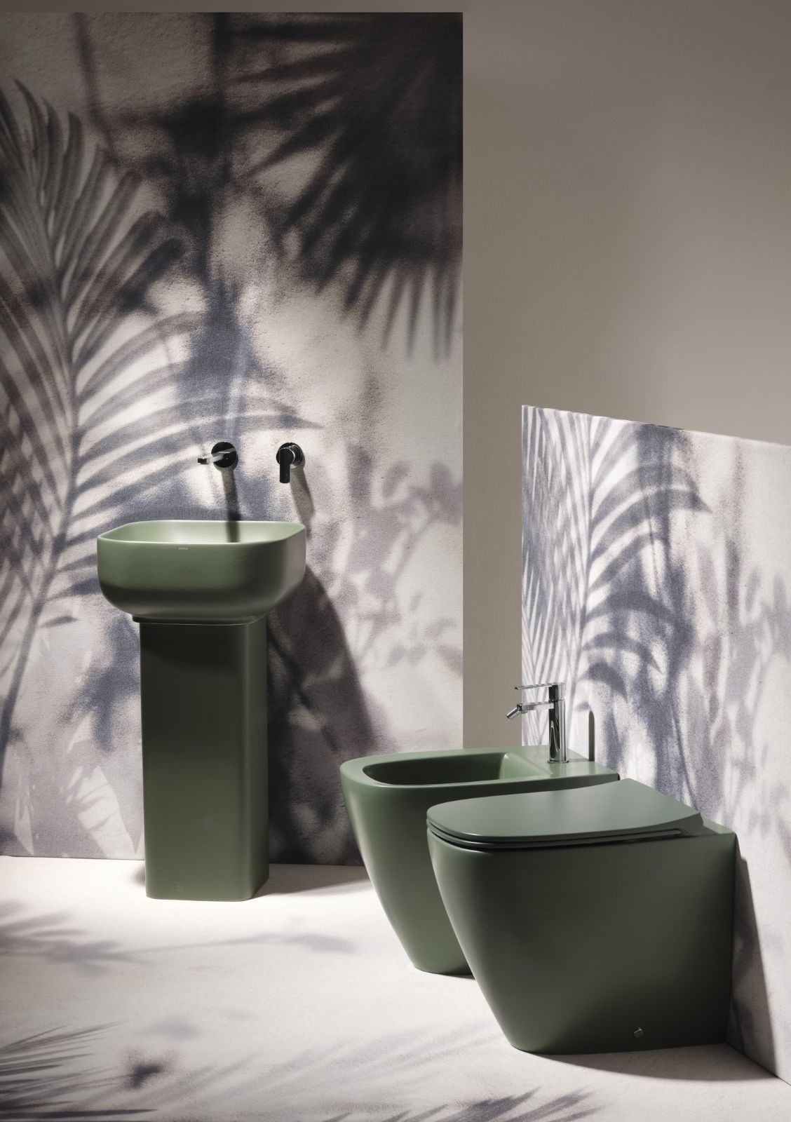 Ha linee semplici il vaso della nuova collezione JUNIPER di Simas, in ceramica. Carenato e/o sospeso, è dotato di sistema di scarico Green Vertigo con scarico silenzioso, che consente l’utilizzo di una ridotta quantità di acqua, 4 e/o 2.5 litri, e di sistema di scarico Renovate. È disponibile in 8 colori opachi e 6 lucidi: Matt Bianco, Nero, Antracite, Cemento, Tela, Moka, Sabbia e nella novità Mirto e brillanti colori lucidi Caramello (tendente al rosa cipria), Capri (una profonda sfumatura di azzurro tra ciano e blu), Menta (verde intenso fresco), Narciso (giallo energico), Rubino (rosso intenso scuro), Grafite (grigio luminoso) in aggiunta al bianco e nero lucidi. www.simas.it – Fuorisalone, Spazio Simas – Via Melzo 9, Milano Ha linee semplici il vaso della nuova collezione JUNIPER di Simas, in ceramica. Carenato e/o sospeso, è dotato di sistema di scarico Green Vertigo con scarico silenzioso, che consente l’utilizzo di una ridotta quantità di acqua, 4 e/o 2.5 litri, e di sistema di scarico Renovate. È disponibile in 8 colori opachi e 6 lucidi: Matt Bianco, Nero, Antracite, Cemento, Tela, Moka, Sabbia e nella novità Mirto e brillanti colori lucidi Caramello (tendente al rosa cipria), Capri (una profonda sfumatura di azzurro tra ciano e blu), Menta (verde intenso fresco), Narciso (giallo energico), Rubino (rosso intenso scuro), Grafite (grigio luminoso) in aggiunta al bianco e nero lucidi. www.simas.it – Fuorisalone, Spazio Simas – Via Melzo 9, Milano