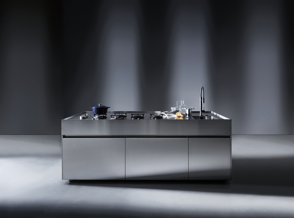 Progettata da Roberto Gobbo per Euromobil, l’isola della cucina Free Steel di Euromobil è realizzata interamente in acciaio inox satinato, un materiale che unisce solidità e un’estetica raffinata. L'uso dell’acciaio inox AISI 304 satinato, noto per la sua resistenza, igienicità ed ecosostenibilità, garantisce una soluzione riciclabile che resiste all’usura del tempo e alle sfide della quotidianità. I cassetti Fit aiutano ad organizzare lo spazio e garantiscono una facile conservazione degli utensili grazie ai divisori integrati realizzati in rovere grigio, rovere moka e alluminio.
Base Free Steel L 60x H 82,5 x P 63,5 a partire da 674,00 euro + Iva. Progettata da Roberto Gobbo per Euromobil, l’isola della cucina Free Steel di Euromobil è realizzata interamente in acciaio inox satinato, un materiale che unisce solidità e un’estetica raffinata. L'uso dell’acciaio inox AISI 304 satinato, noto per la sua resistenza, igienicità ed ecosostenibilità, garantisce una soluzione riciclabile che resiste all’usura del tempo e alle sfide della quotidianità. I cassetti Fit aiutano ad organizzare lo spazio e garantiscono una facile conservazione degli utensili grazie ai divisori integrati realizzati in rovere grigio, rovere moka e alluminio.
Base Free Steel L 60x H 82,5 x P 63,5 a partire da 674,00 euro + Iva.